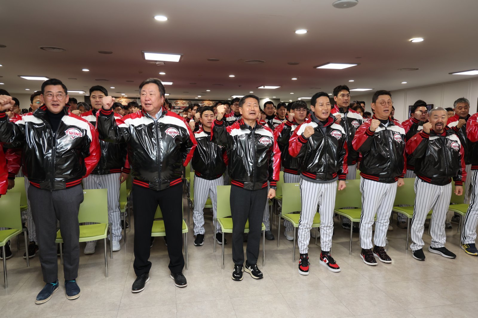 LG 트윈스는 6일 잠실구장에서 2026년 선수단 신년 인사회를 열었다. 김인석 LG 트윈스 대표이사(왼쪽 3번째)와 차명석 단장(왼쪽 두 번째), 염경엽 감독(왼쪽 4번째)이 주먹을 불끈 쥐고 새 시즌 각오를 밝히고 있다. 사진제공|LG 트윈스