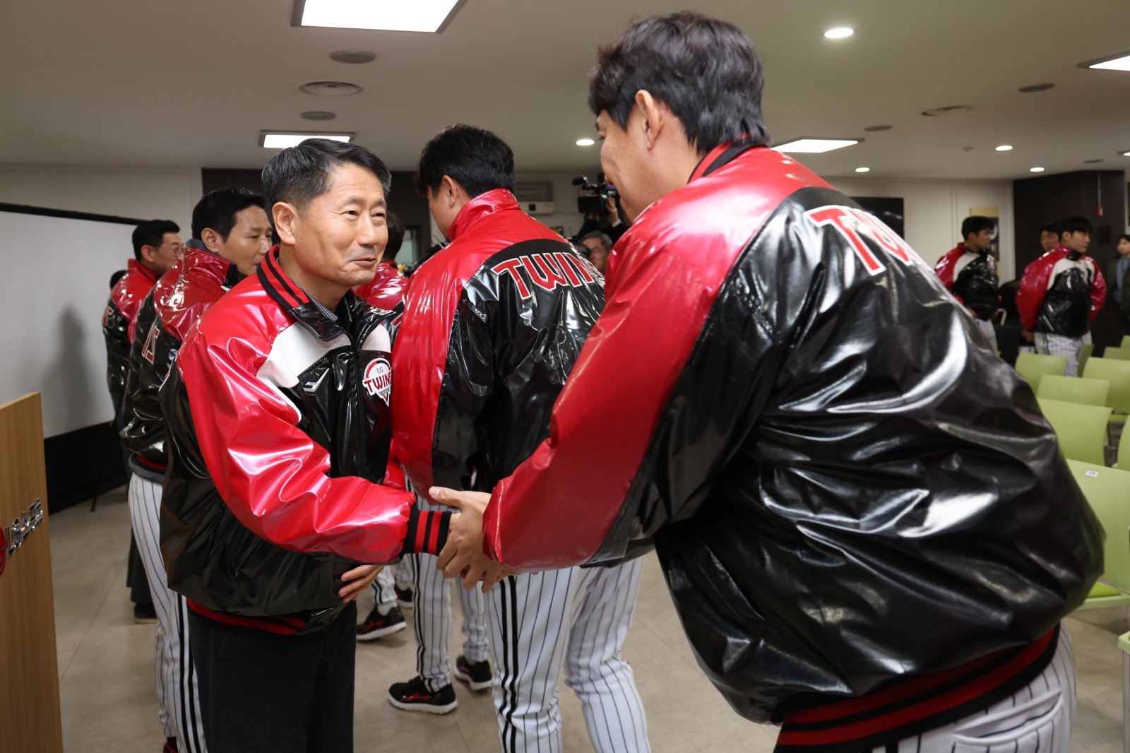 김인석 LG 트윈스 대표이사(왼쪽 )가 6일 잠실구장에서 열린 2026년 선수단 신년 인사회를 마친 뒤 선수단과 악수를 나누고 있다. 사진제공|LG 트윈스