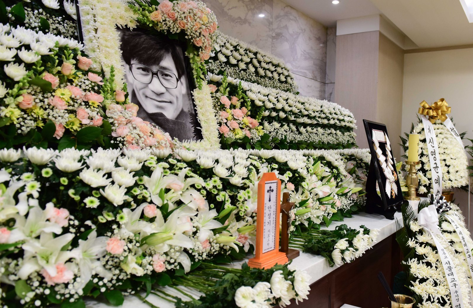 [서울=뉴시스] 사진공동취재단 = 5일 서울 서초구 서울성모병원 장례식장에 마련된 배우 안성기의 빈소에 금관문화훈장이 놓여 있다. 2026.01.05. photo@newsis.com