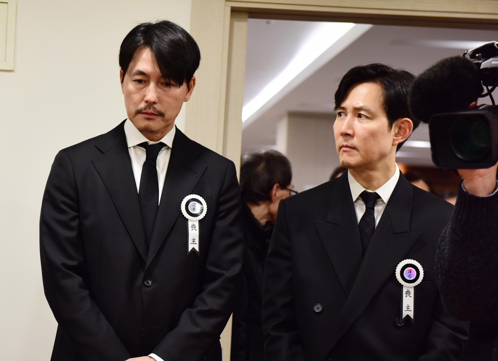 [서울=뉴시스] 사진공동취재단 = 5일 서울 서초구 서울성모병원 장례식장에 마련된 배우 안성기의 빈소에서 배우 정우성과 이정재가 조문객을 맞이하고 있다. 2026.01.06. photo@newsis.com