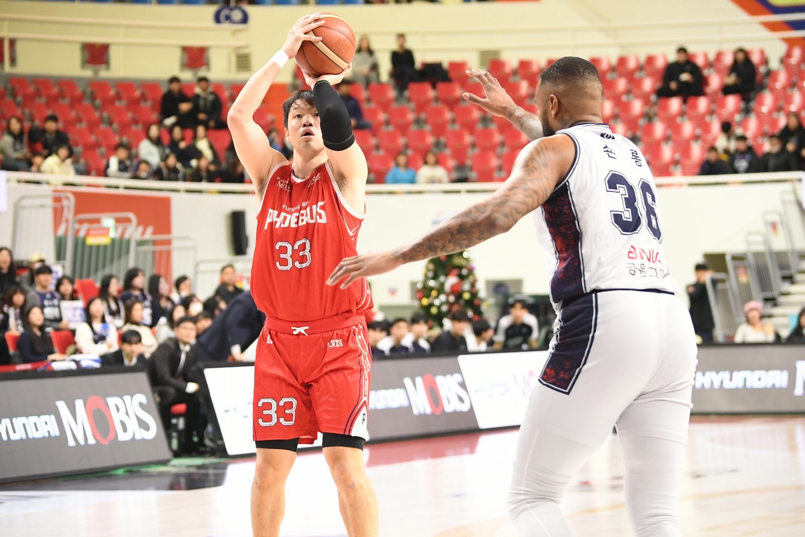 현대모비스 이승현(왼쪽)은 6일 울산에서 열린 부산 KCC전에서 시즌 최다 30점을 넣고, 16리바운드를 잡으며 홈 8연패 탈출을 이끌었다. 사진제공｜KBL