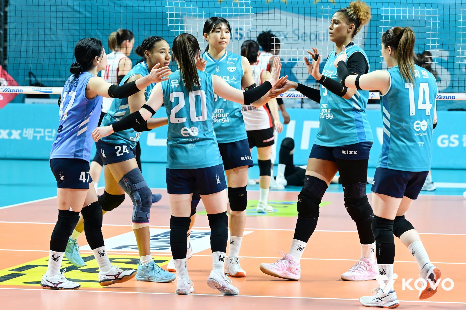 GS칼텍스 선수들이 6일 장충체육관에서 열린 페퍼저축은행과 홈경기에서 득점한 뒤 기뻐하고 있다. 사진제공│KOVO