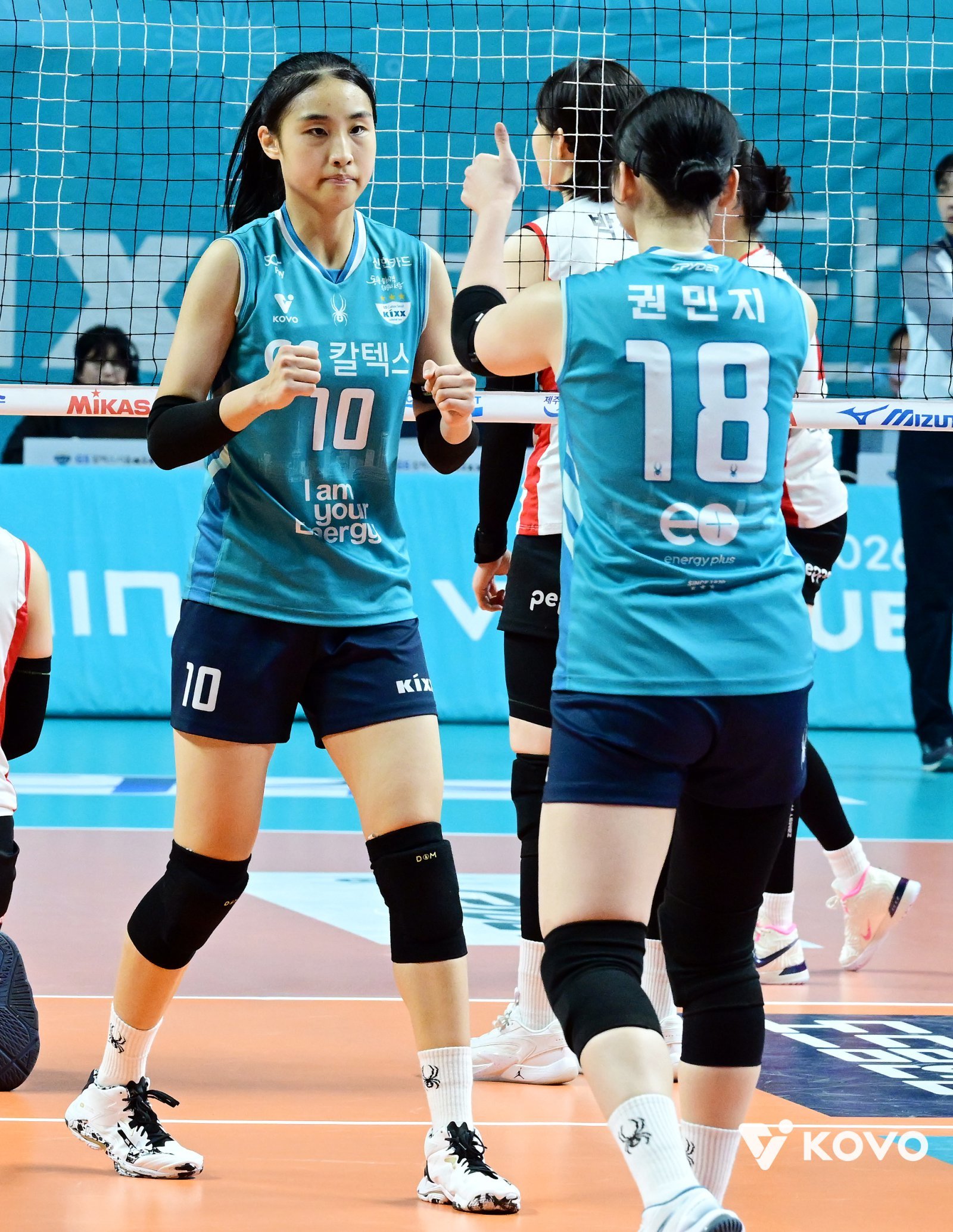 권민지(앞)가 6일 장충체육관에서 열린 페퍼저축은행과 홈경기에서 득점한 뒤 최유림과 기뻐하고 있다. 사진제공│KOVO