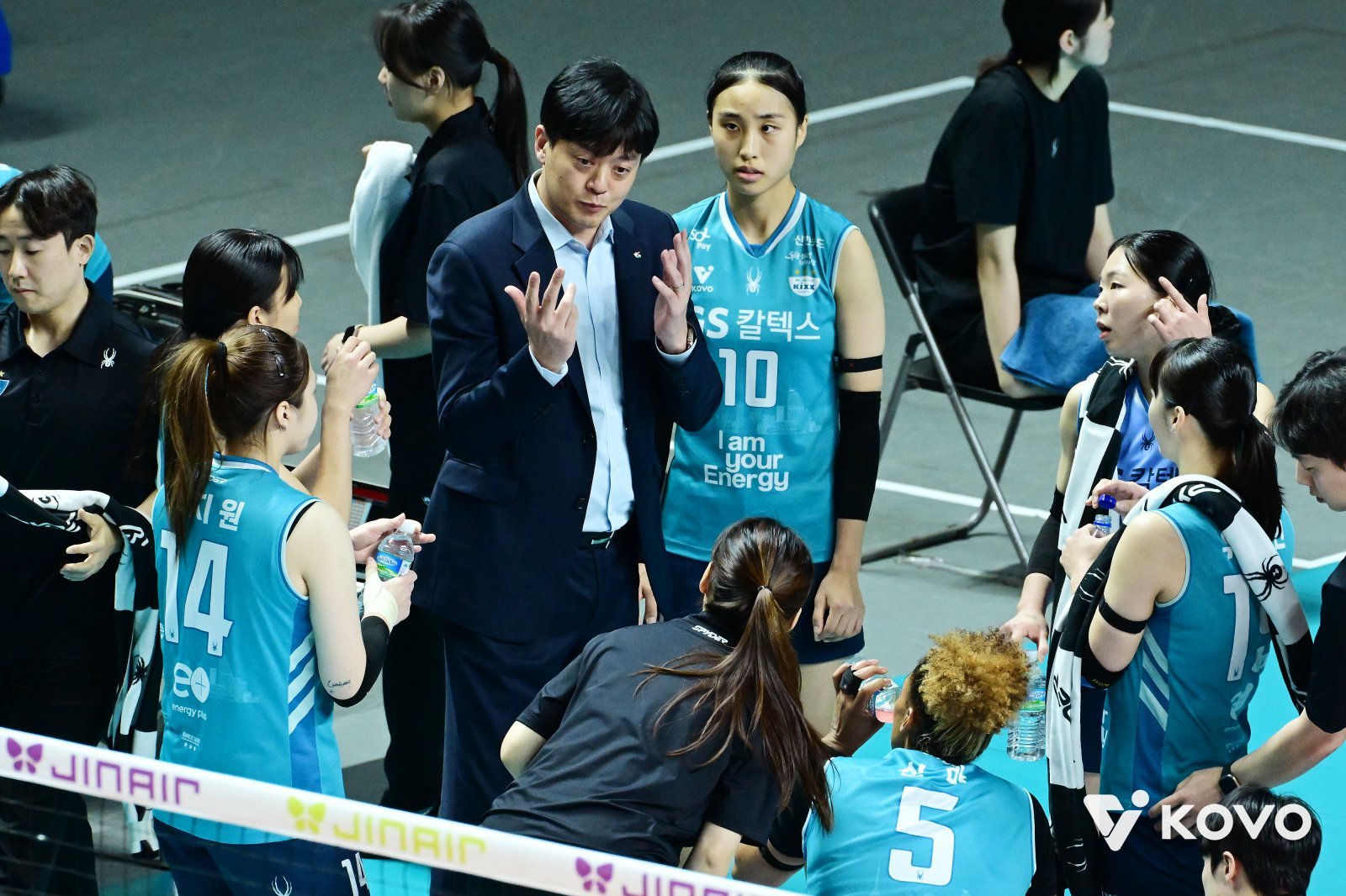 이영택 GS칼텍스 감독(가운데)은 6일 장충체육관에서 열린 페퍼저축은행과 홈경기에서 세트 스코어 3-2 역전승을 거둔 뒤 오더 싸움과 변칙 리베로 기용이 성공했다며 기뻐했다. 전략을 잘 이행해 준 선수들을 향한 칭찬도 아끼지 않았다. 사진제공│KOVO