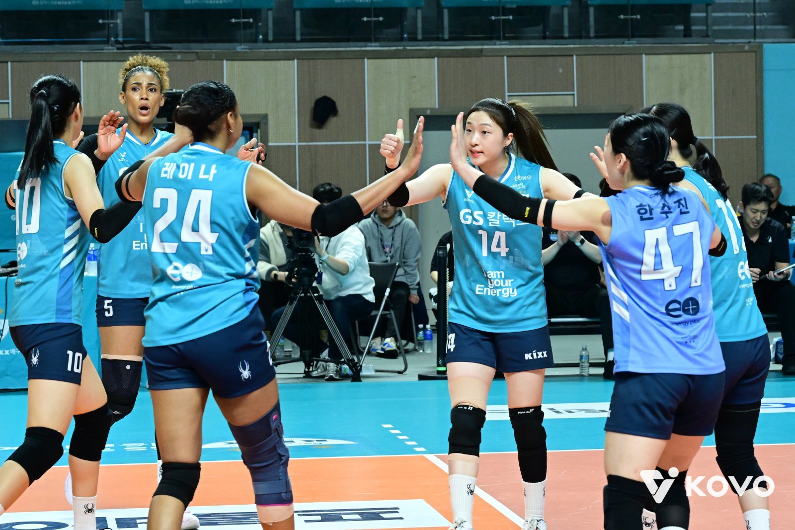 GS칼텍스 선수들이 6일 장충체육관에서 열린 페퍼저축은행과 홈경기에서 세트 스코어 3-2 역전승을 거둔 뒤 기뻐하고 있다. 사진제공│KOVO