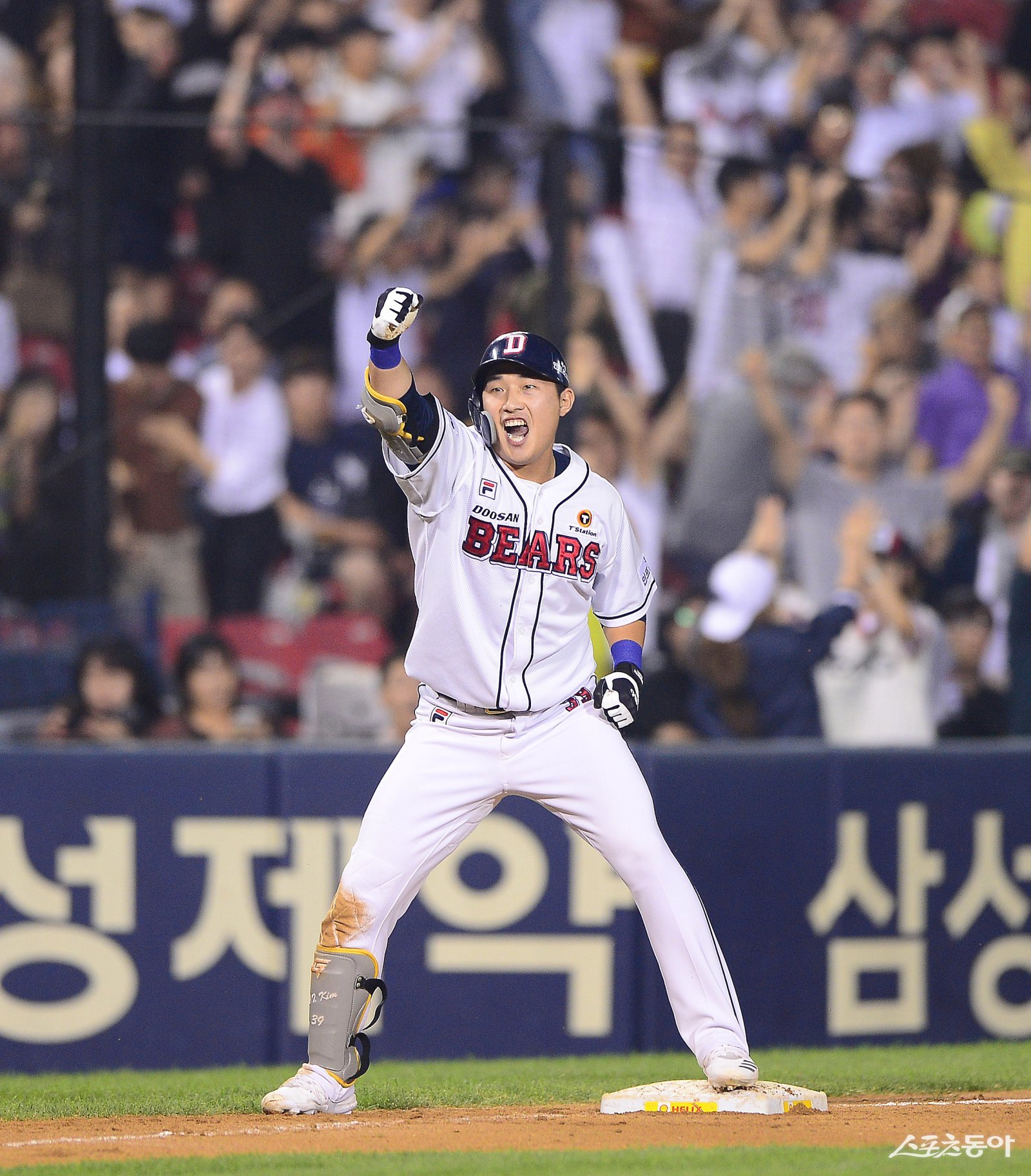 2019년 10월 1일 NC와 정규시즌 최종전 8회말 동점 3루타를 쳐낸 뒤 환호하는 김인태. 두산은 이날 6-5의 승리를 거두며 정규시즌 우승을 확정했고, 한국시리즈까지 제패했다. 스포츠동아 DB