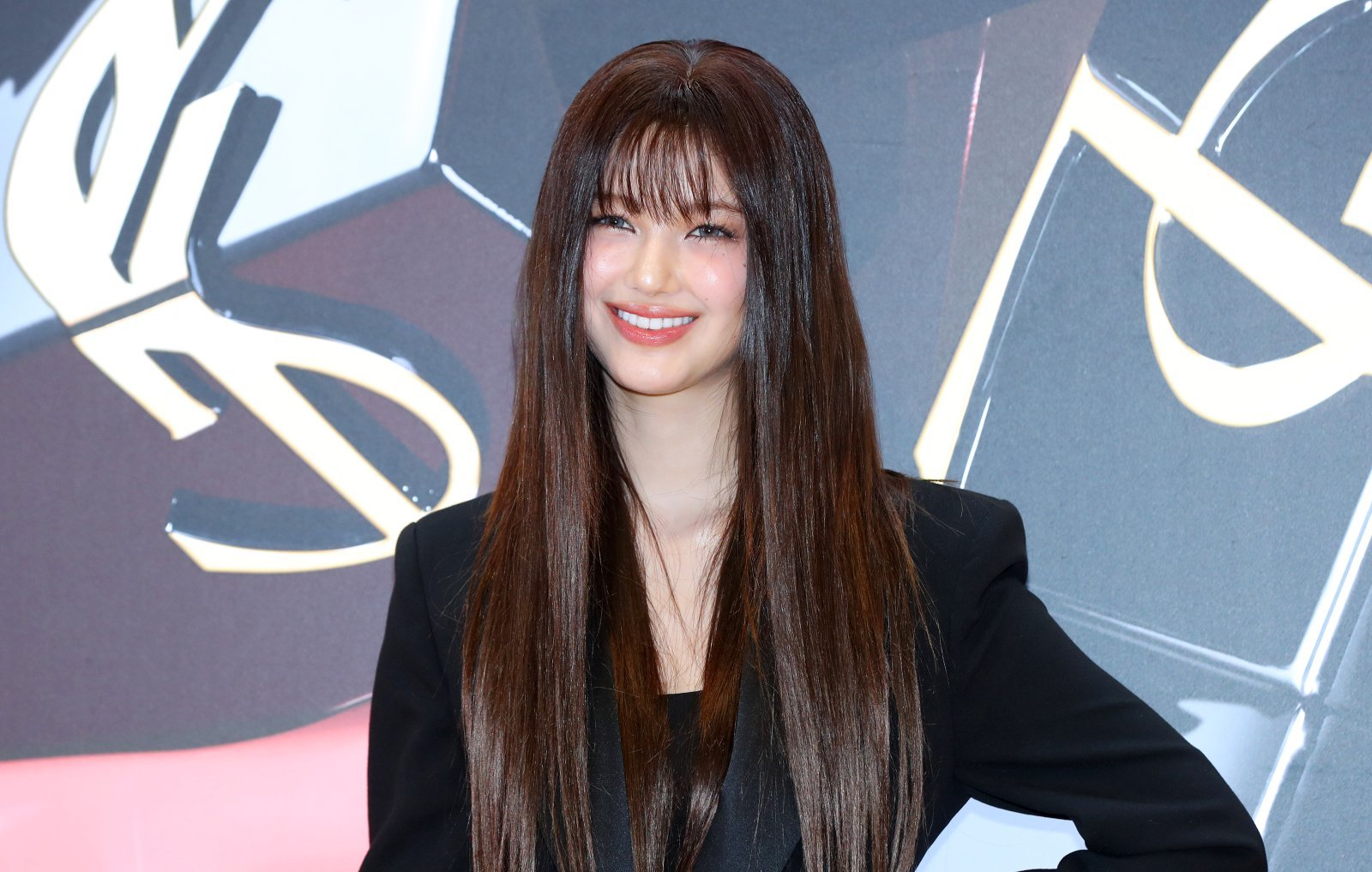 [서울=뉴시스] 김혜진 기자 = 그룹 뉴진스 다니엘이 10일 오후 서울 중구 롯데백화점 본점에서 열린 입생로랑 뷰티 신제품 론칭 팝업 이벤트 행사에서 포즈를 취하고 있다. 2024.09.10. jini@newsis.com