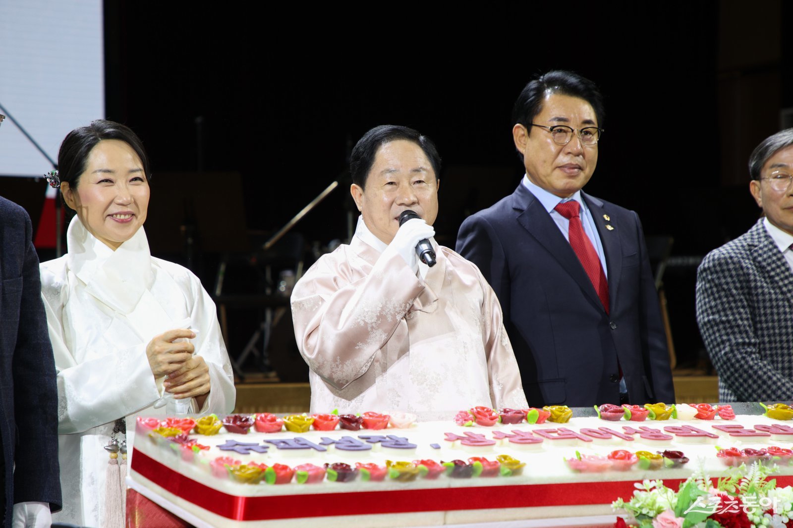 6일 남양주체육문화센터 실내체육관에서 ‘2026년 새해인사회를 하고 있다(윈쪽 두번째부터 주광덕 시장, 조성대 남양주시의회 의장)  사진제공ㅣ남양주시 
