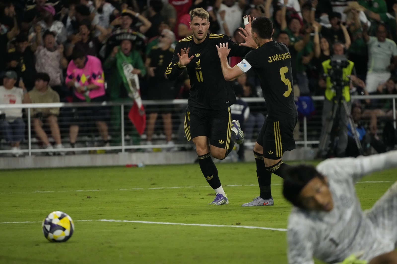 수술대에 오른 히메네스(11번)의 북중미월드컵 출전 가능성을 놓고 멕시코 현지에선 기대와 걱정이 공존하고 있다. 사진은 지난해 9월 미국서 열린 한국과 평가전서 후반 막판 동점골을 넣고 환호하는 모습. AP뉴시스