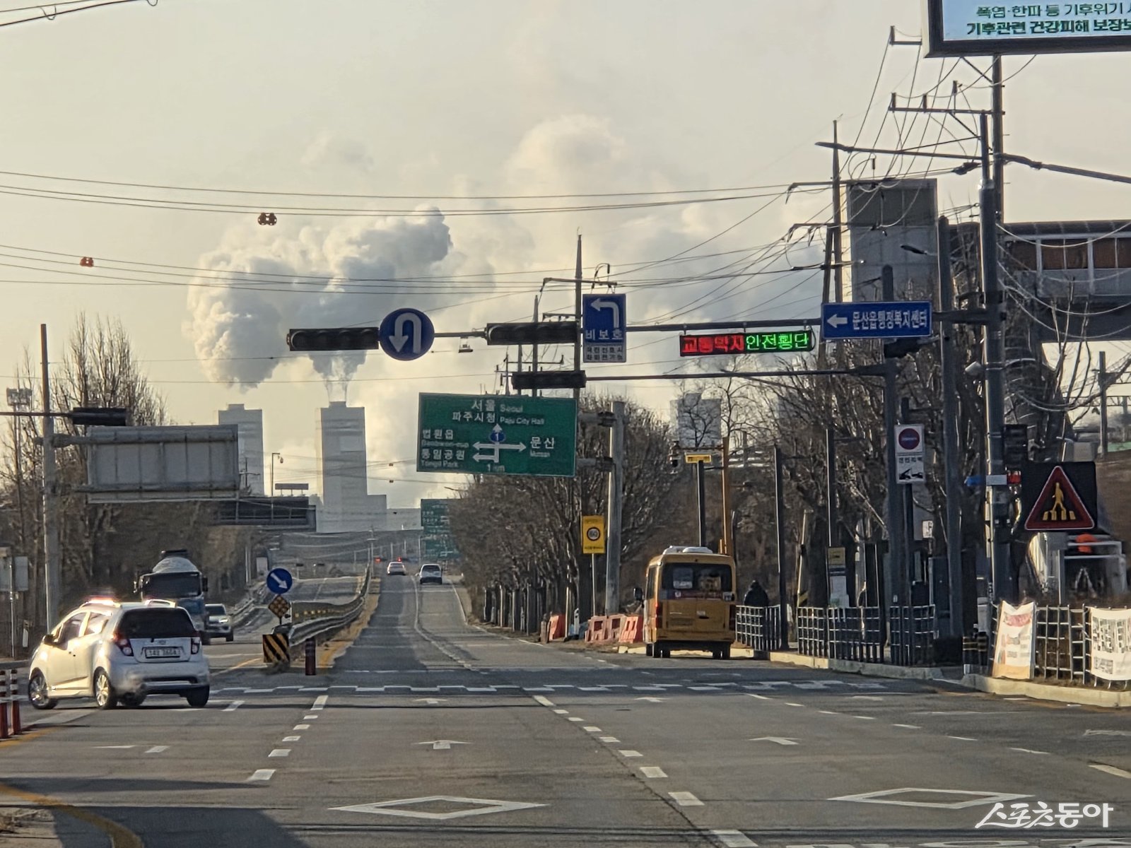 경기도의회 고준호 의원(국민의힘, 파주1)은 지난 6일 파주시 문산 상공에서 반복적으로 관측되는 연기와 관련해, 파주 봉암리 소재 파주에너지서비스(SK화력발전소)에 대한 환경점검을 경기도 차원에서 공식 요청하고, 환경부 한강유역환경청과의 협의를 통해 단계별 점검 계획을 확정했다고 밝혔다. 사진제공｜고준호 의원