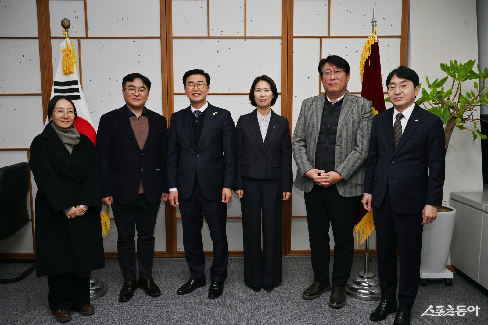 유의식 완주군의회 의장이 지난 6일 군의회 의장실에서 한국농어촌공사 전주·완주·임실지사 김세영 지사장과 간담회를 갖고 기념촬영을 하고 있다. 사진제공=완주군의회