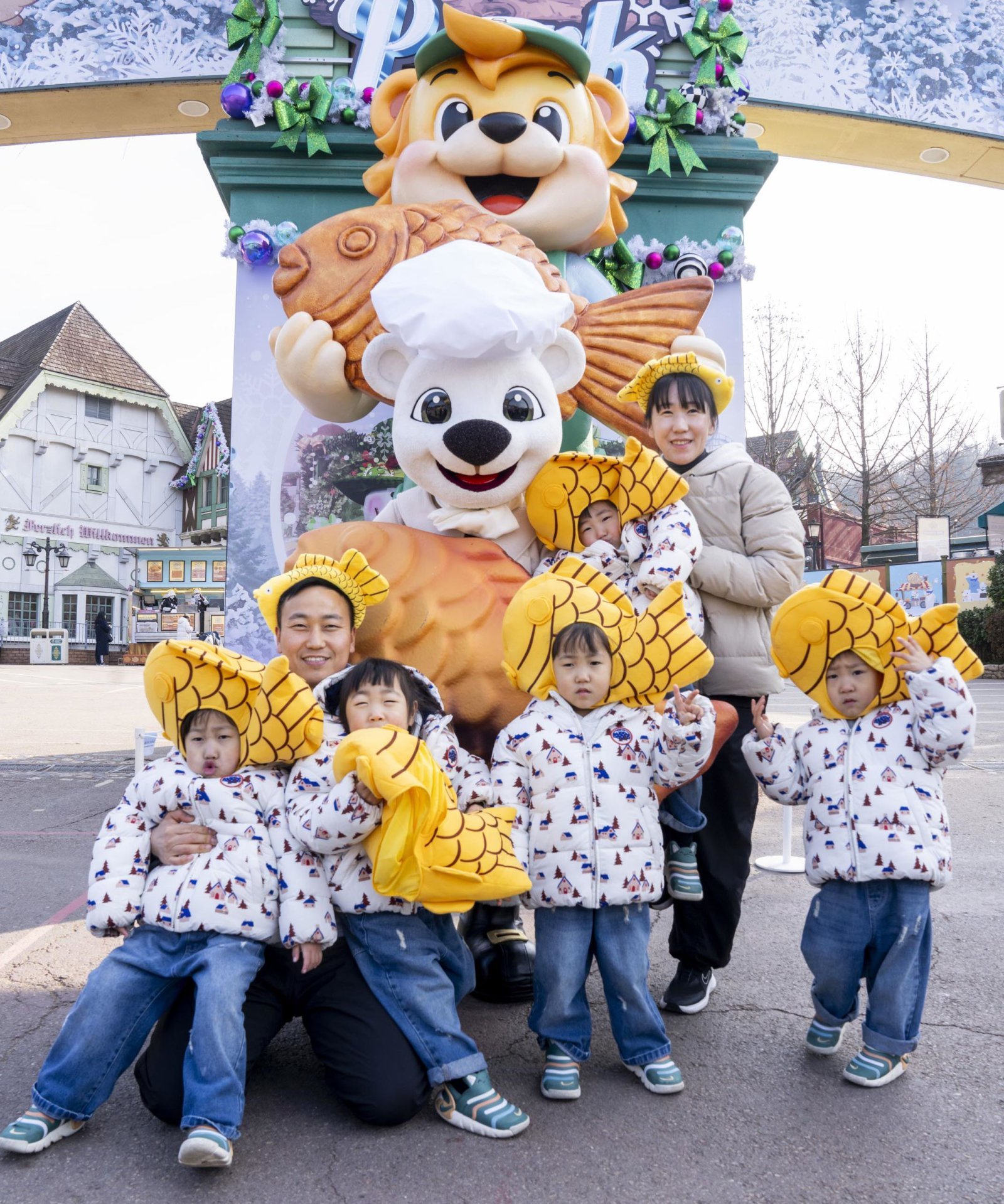 에버랜드 ‘붕어빵 러쉬’ 현장을 찾은 다섯 쌍둥이 가족                  에버랜드 제공
