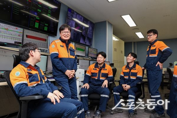 PIMS 로직을 개발한 포항제철소 후판정비섹션 직원들이 서로를 보며 웃고 있는 모습. (왼쪽부터 장인호 계장, 임종우 파트장, 이한열 사원, 이재형 대리, 김홍출 과장) 사진제공ㅣ포스코