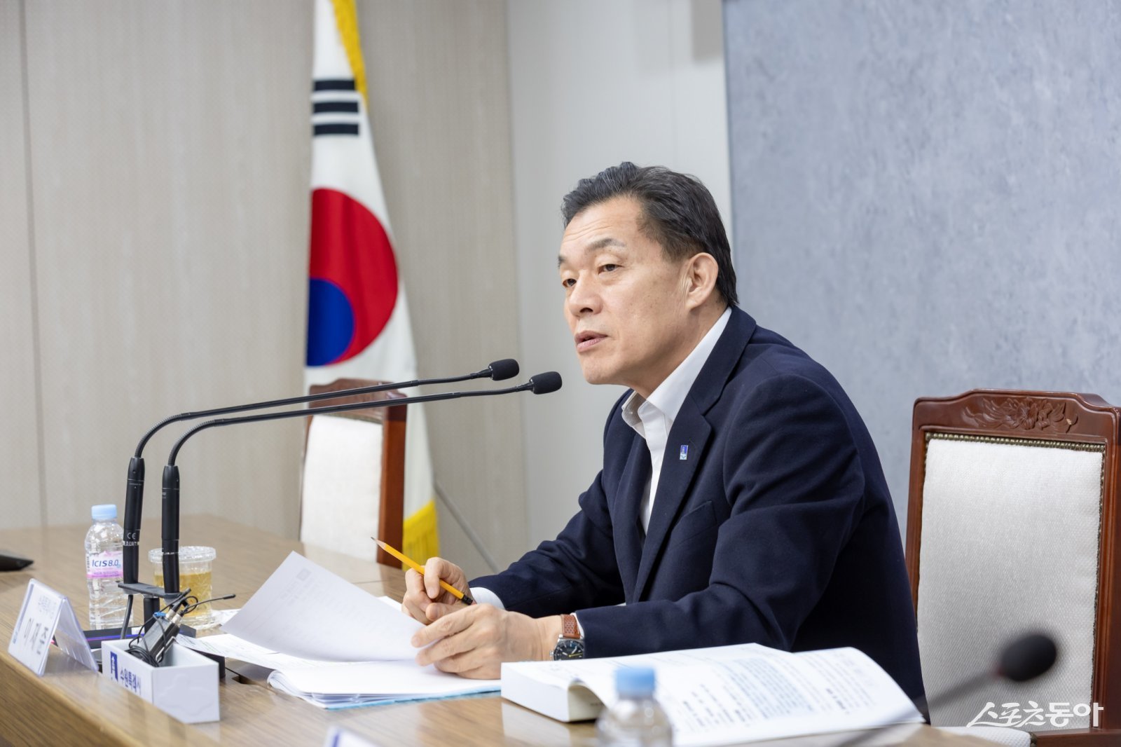 이재준 수원특례시장이 ‘2025 새빛만남 건의사항 추진 상황 보고회’에서 발언하고 있다. 사진제공｜수원시