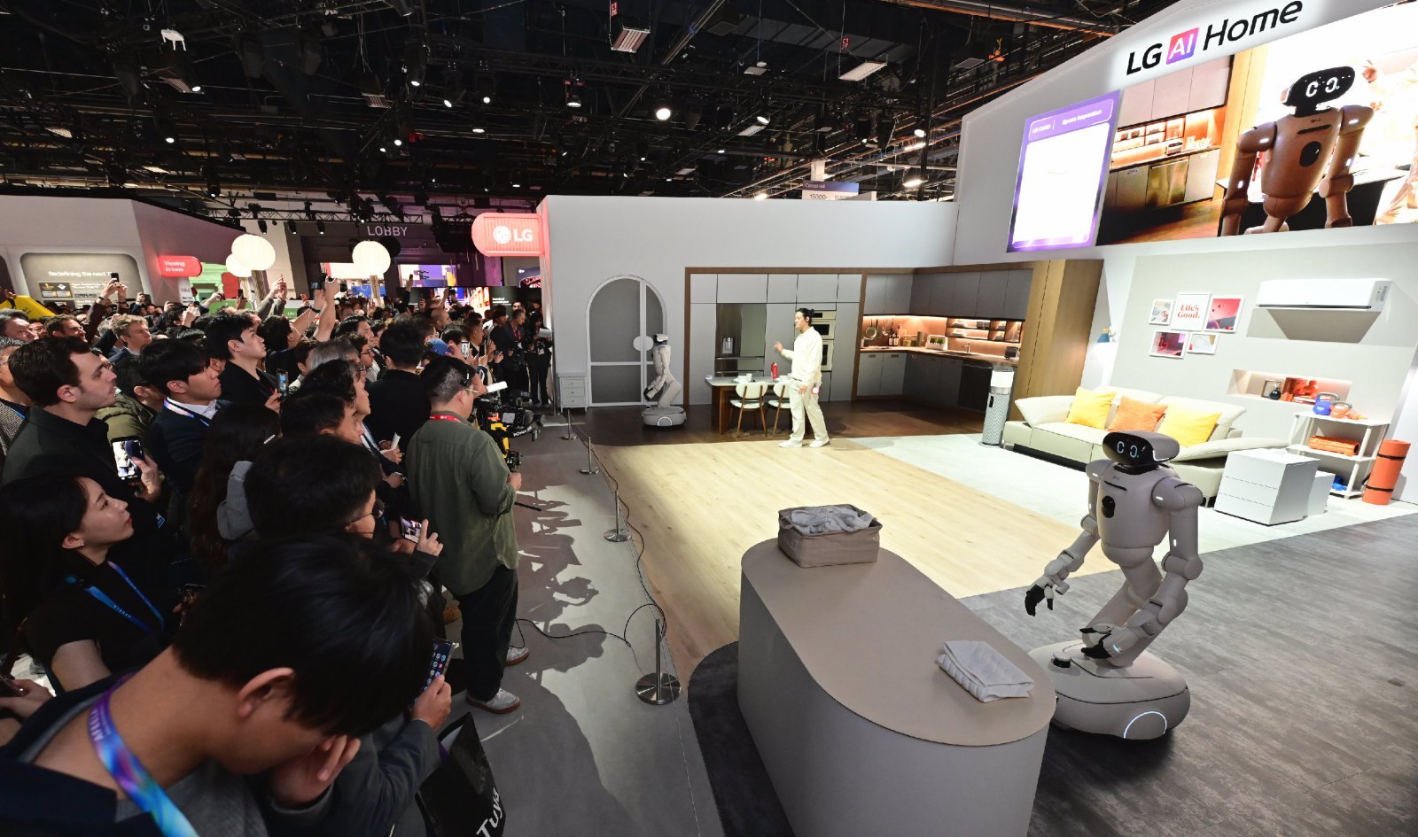 ‘CES 2026’에서 관람객들이 LG전자의 홈로봇 ‘LG 클로이드’를 경험하고 있다. 사진제공|LG전자
