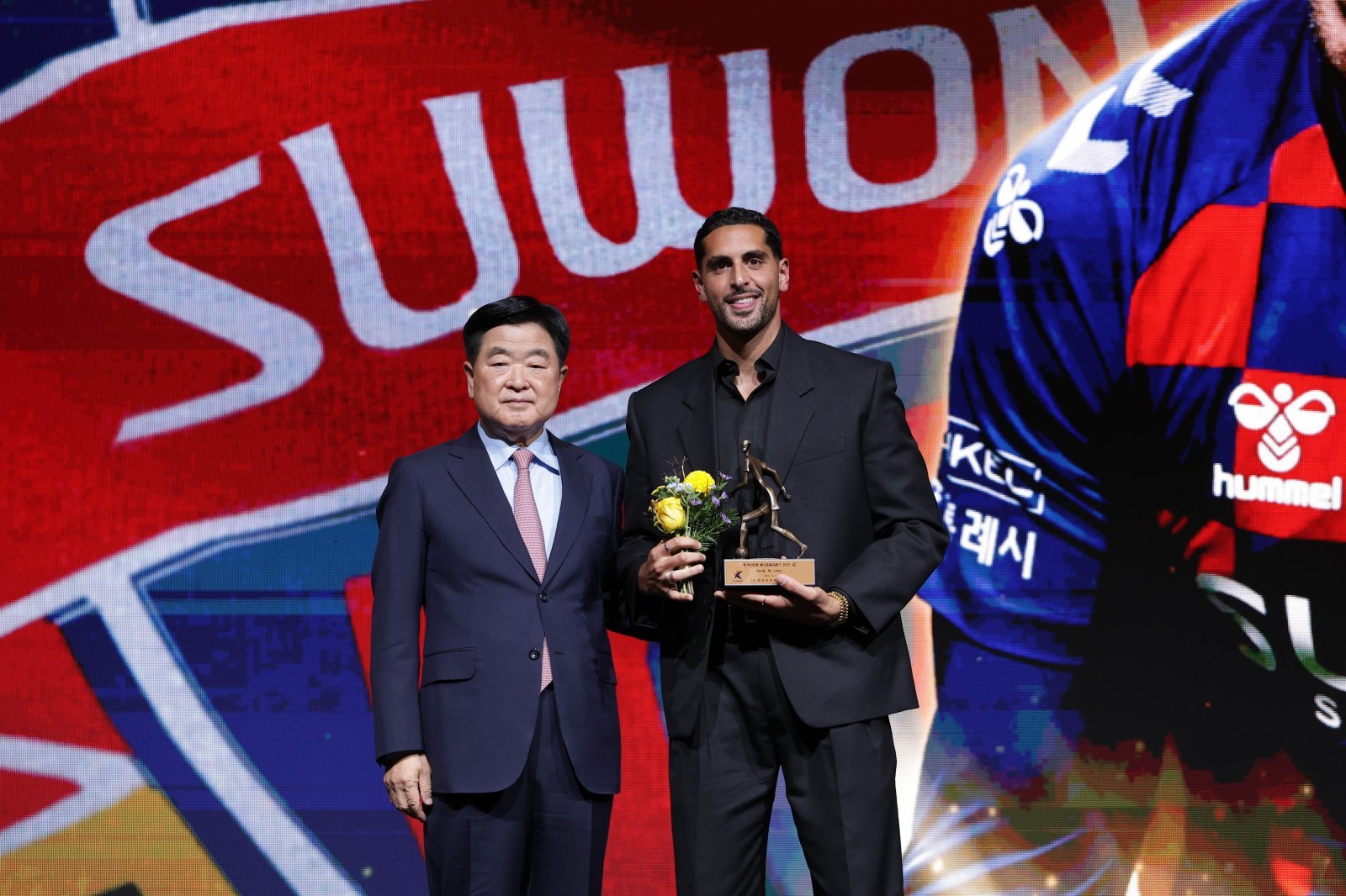 수원FC는 지난해 K리그1 득점왕 싸박(오른쪽)의 이적 여부를 결정하지 못하며 갈팡질팡하고 있다. 사진제공│한국프로축구연맹