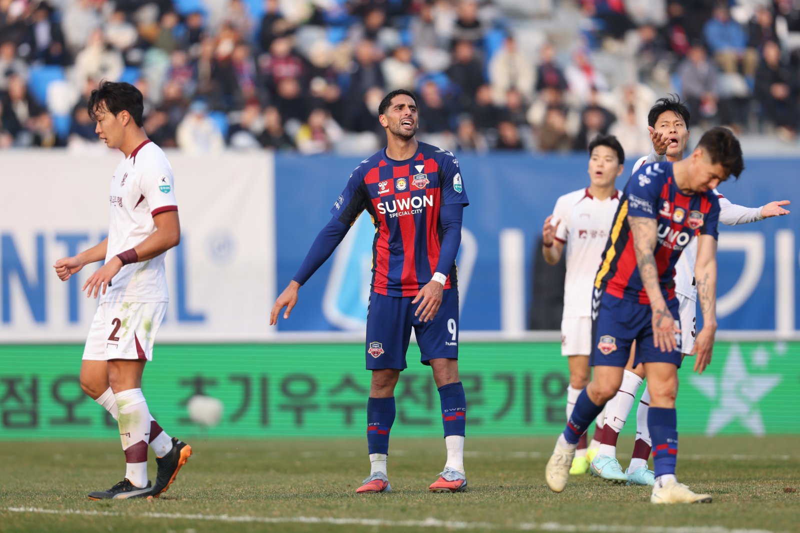 수원FC는 지난해 K리그1 득점왕 싸박(가운데)의 이적 여부를 결정하지 못하며 갈팡질팡하고 있다. 사진제공│한국프로축구연맹