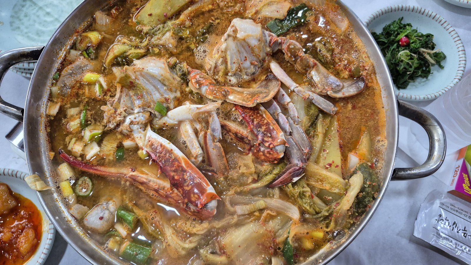 태안 딴뚝 통나무집의 게국지                       태안=양형모 기자