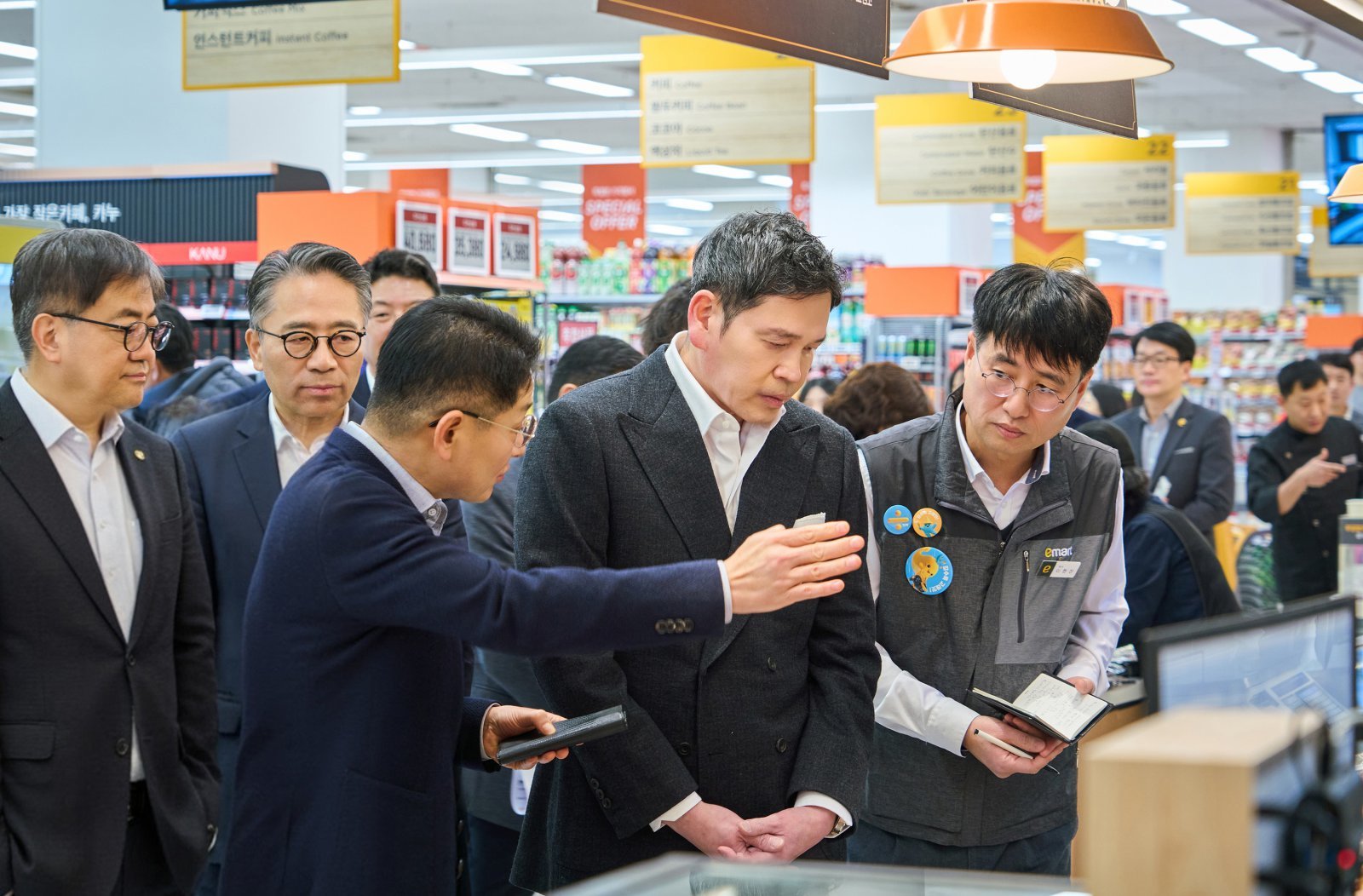 스타필드마켓 죽전점 간편식 델리 매장에서 상품 설명을 듣고 있는 정용진 신세계 회장. 사진제공|신세계