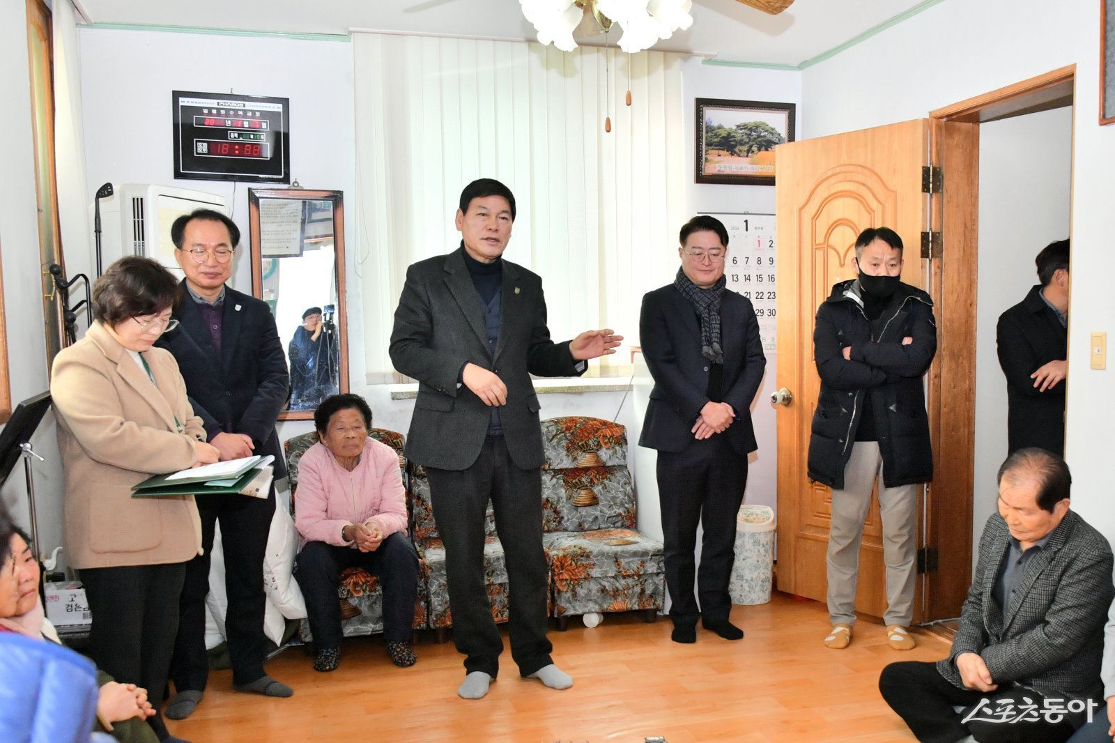 정철원 담양군수가 ‘2026년 마을로 찾아가는 군민과의 대화’를 추진하기 위해 7일 담양읍 내 마을회관을 순회하며 군민들과 대화를 나누고 있다. 사진제공=담양군