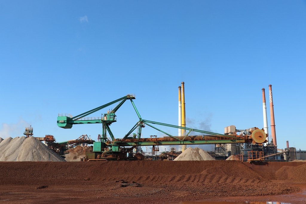 광양제철소가 설비 강건화 과제를 마무리하며 안전성과 생산성을 끌어올렸다. 사진은 광양제철소 원료야드의 모습. 사진제공 ㅣ 광양제철소