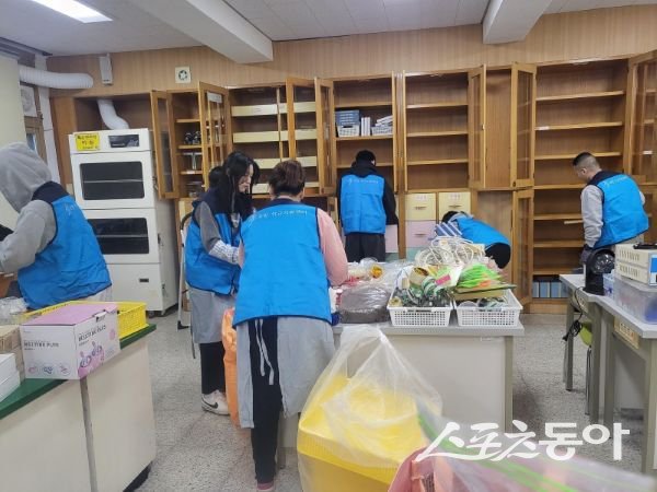 포항교육지원청이 지난 6일 포항 송라중학교 과학실 현장 관리 지원을 실시하고 있는 모습. 사진제공ㅣ포항교육지원청