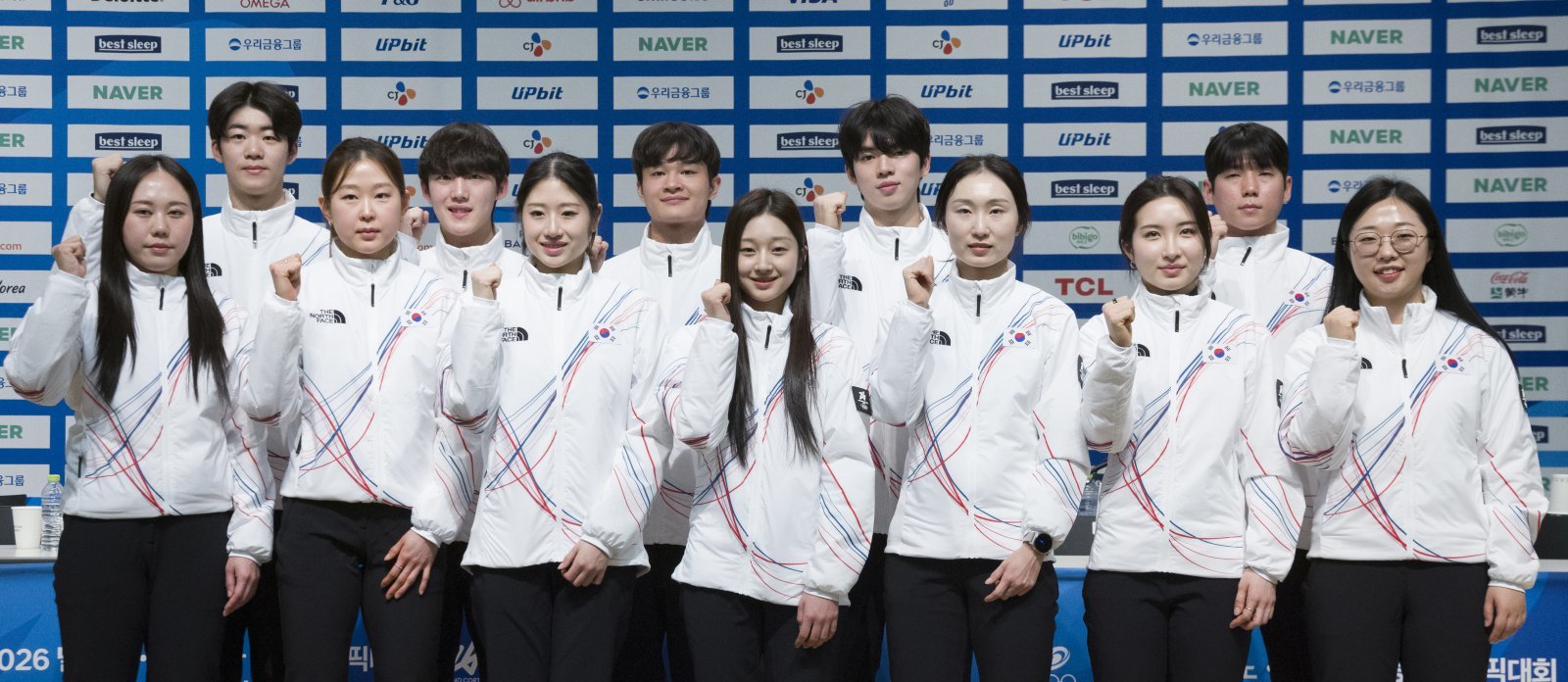 7일 진천선수촌에서 밀라노동계올림픽 D-30 미디어데이에 참석한 선수들이 기념촬영을 하고 있다. 스피드스케이팅 박지우, 쇼트트랙 이준서, 스피드스케이팅 김민선, 쇼트트랙 임종언, 피겨스케이팅 이해인, 김현겸, 신지아, 차준환, 쇼트트랙 최민정, 김길리, 컬링 정영석, 김선영(왼쪽부터). 진천｜뉴시스