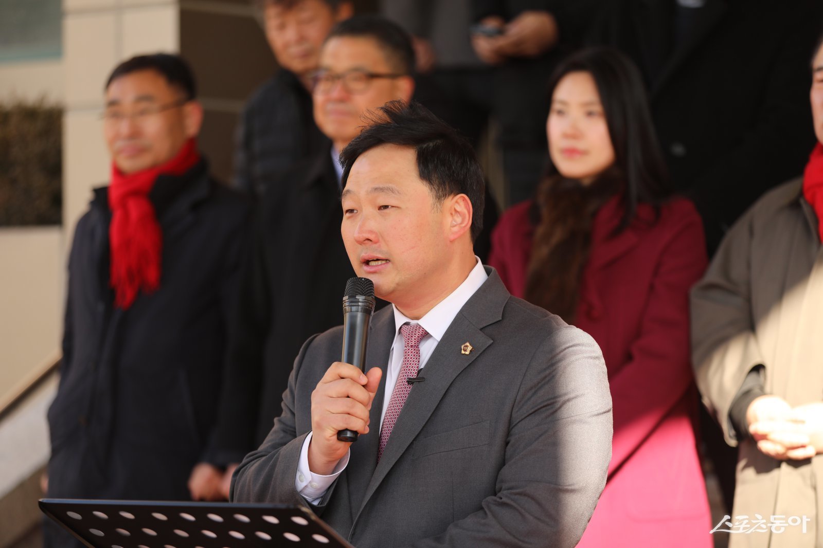 40대 정치인인 고준호 경기도의회 의원(국민의힘·파주1)이 7일 파주시청 본관 계단에서 기자회견을 열고 파주시장 출마를 공식 선언했다. 사진제공｜고준호 의원