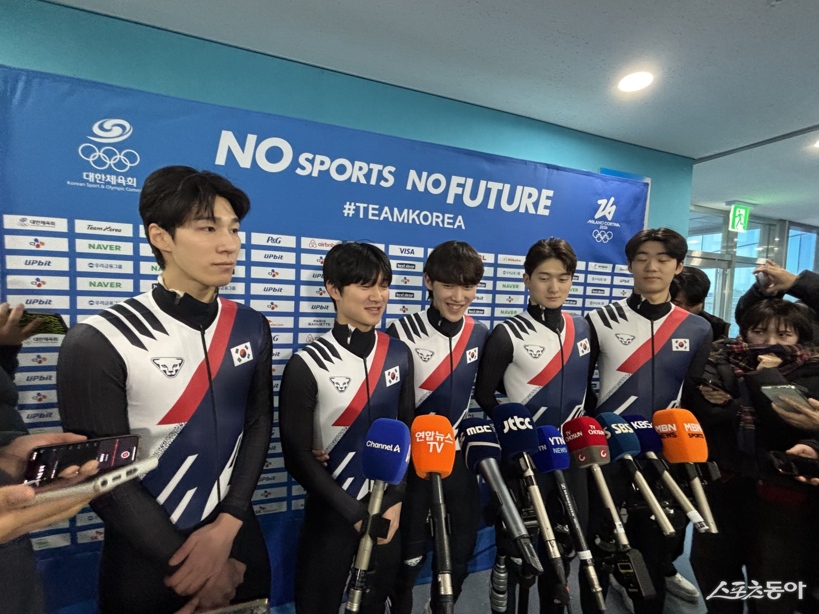 남자쇼트트랙대표팀 황대헌, 이정민, 임종언, 신동민, 이준서(왼쪽부터)가 7일 진천선수촌에서 열린 미디어데이에서 인터뷰를 하고 있다. 진천｜강산 기자 posterboy@donga.com