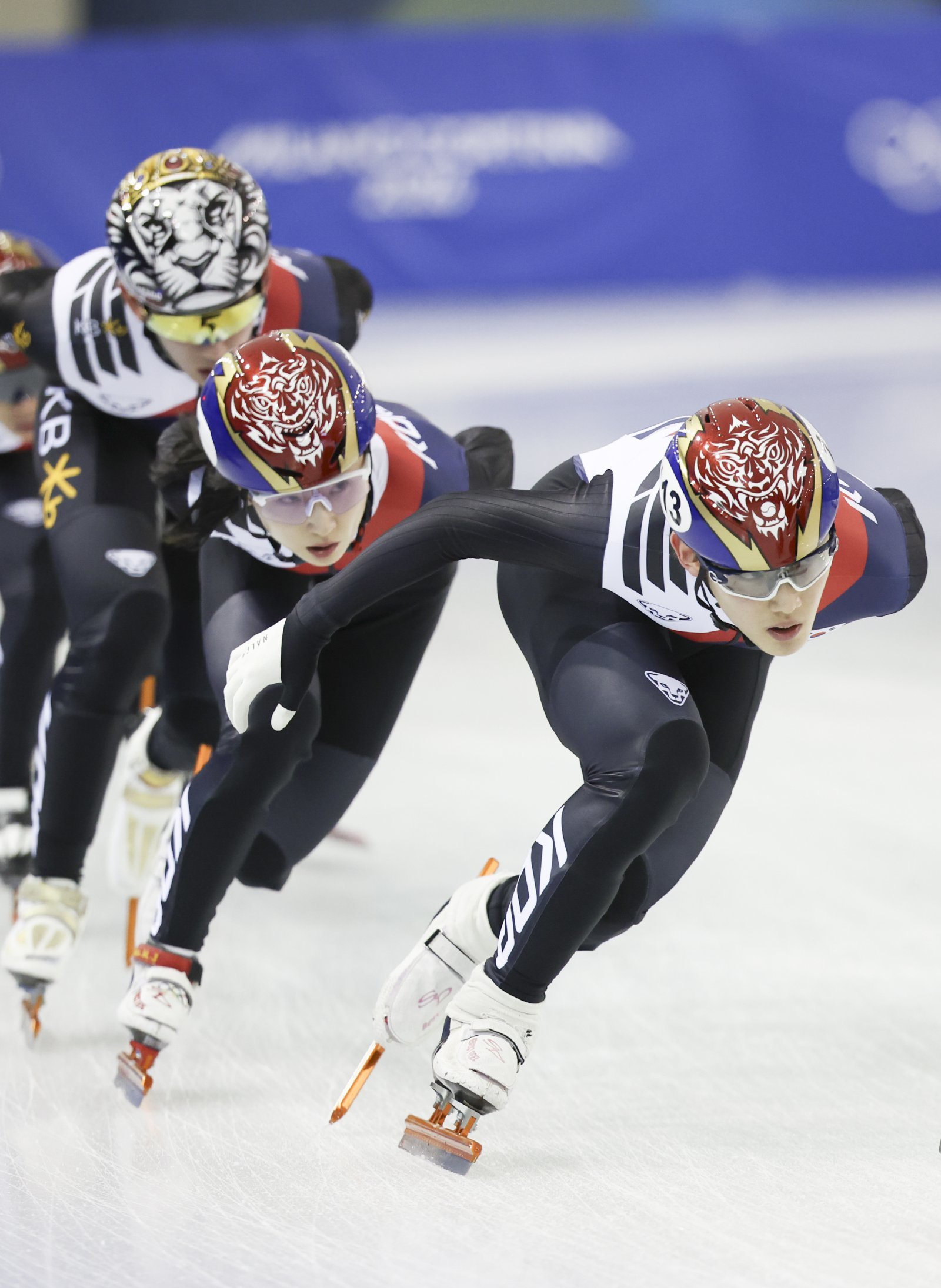 남자쇼트트랙대표팀 임종언(오른쪽)이 7일 진천선수촌에서 열린 미디어데이를 마친 뒤 훈련을 하고 있다. 진천｜뉴시스
