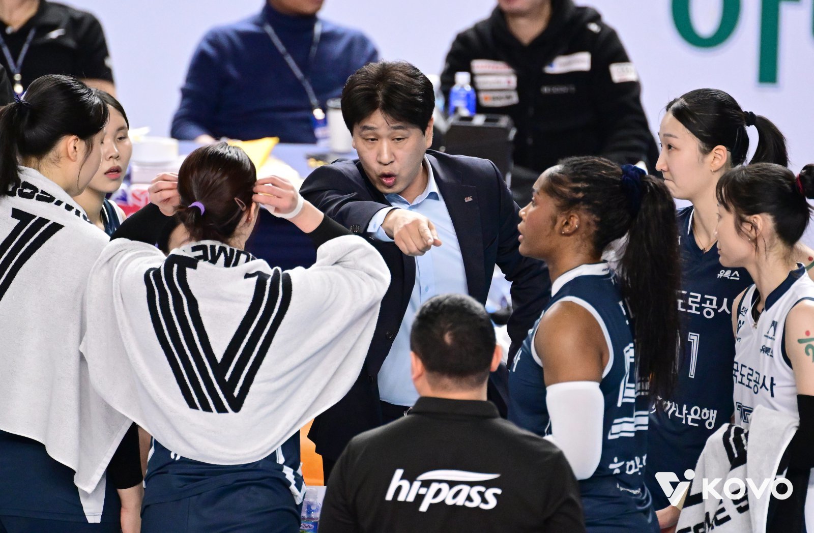 도로공사 김종민 감독(가운데)이 7일 김천체육관서 열린 현대건설과 홈경기 도중 선수들에게 작전을 지시하고 있다. 사진제공｜KOVO