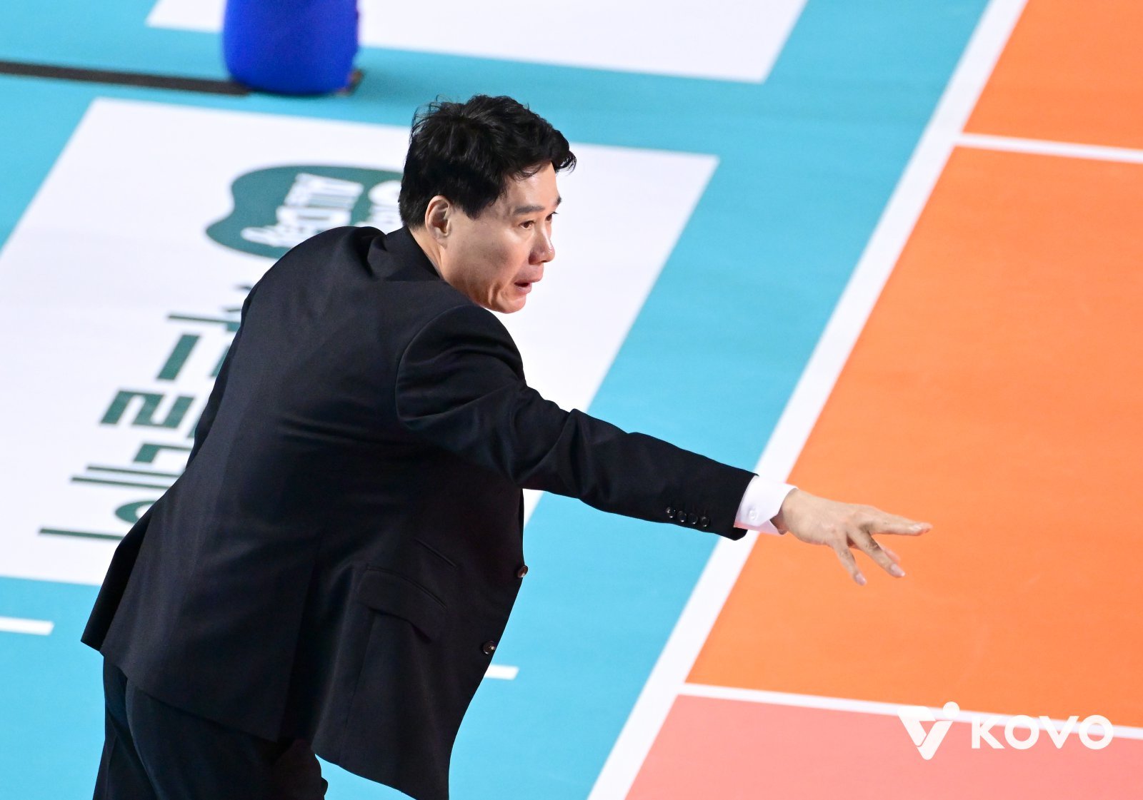 현대건설 강성형 감독이 7일 김천체육관서 열린 도로공사와 원정경기 도중 코트 위 선수들에게 위치를 지시하고 있다. 사진제공|KOVO