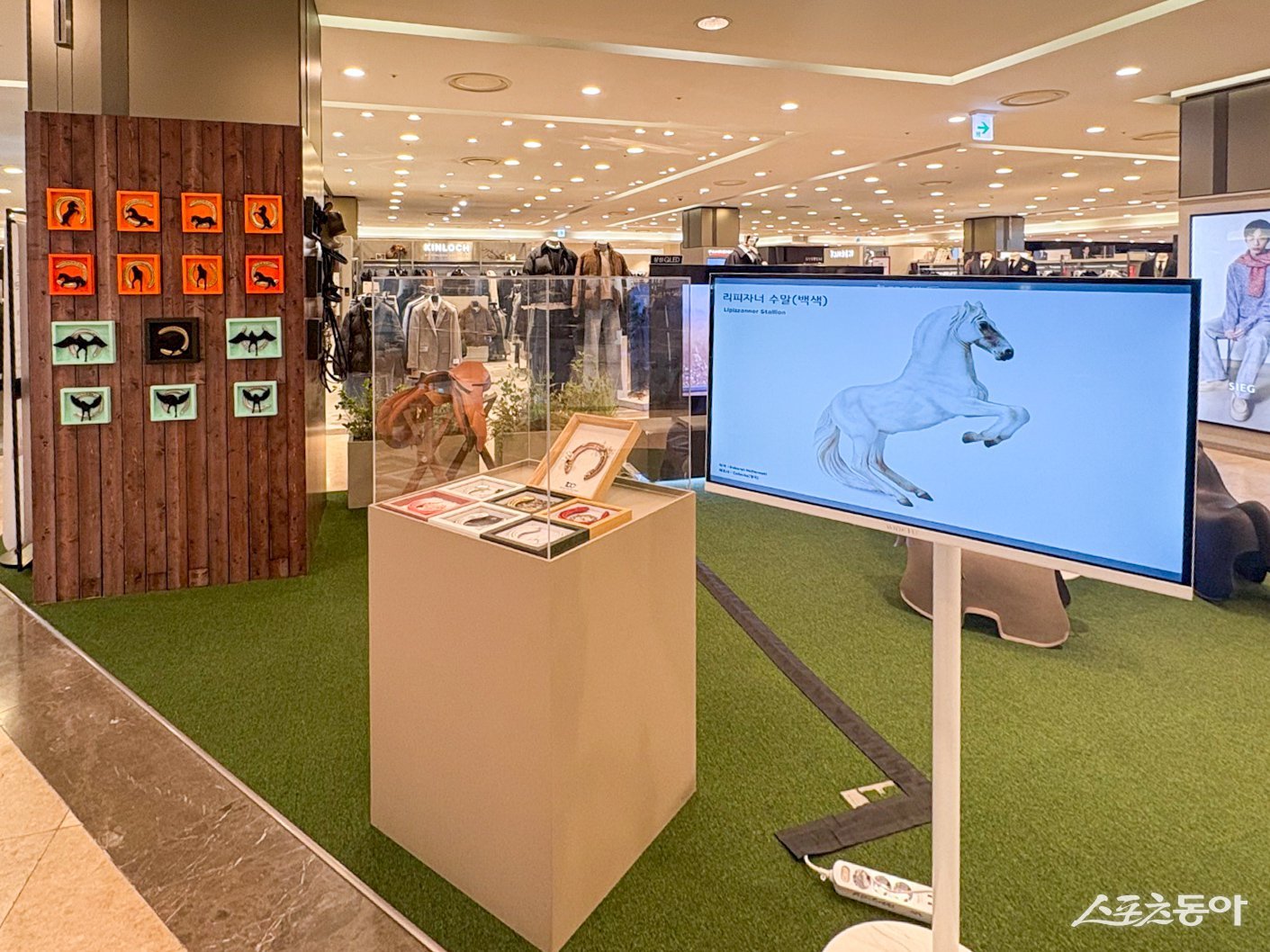 가산현대아울렛 4층에 마련된 전시공간.