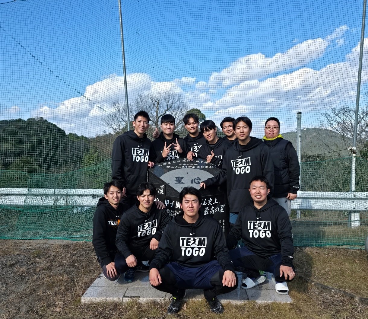 두산 이영하(위 왼쪽에서 2번째)가 동료 박웅, 박신지와 함께 NPB 요미우리 에이스 도고 쇼세이와 함께하는 미니캠프에 참가했다. 3년째 도고와 함께 개인훈련을 진행하는 이영하는 박웅, 박신지의 체류비용 전액을 직접 부담했다. 사진제공ㅣ두산 베어스