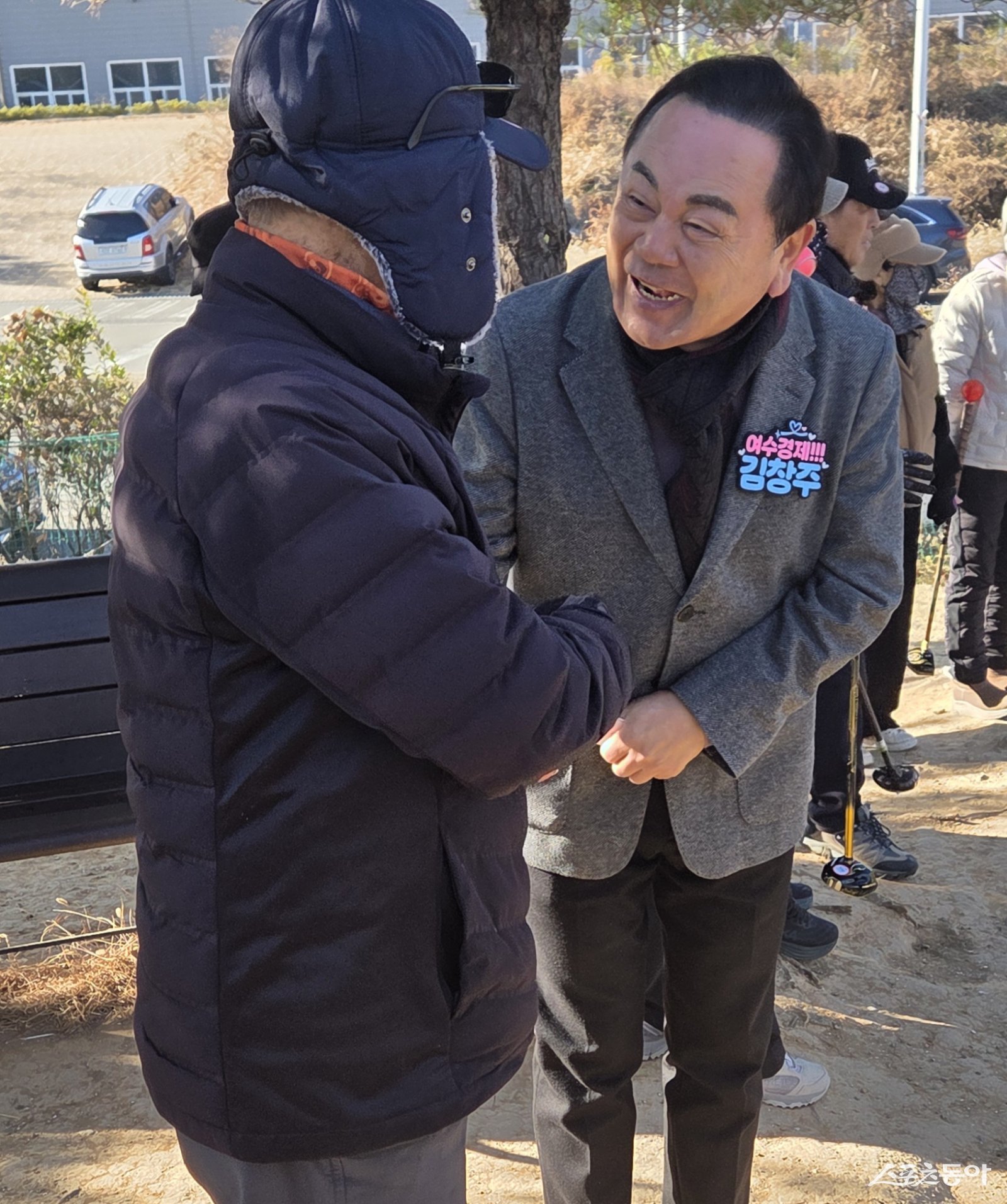 김창주 여수시장 출마 예정자가 여수시민들을 만나 의견을 청취하고 인사를 나누고 있다. 사진제공=박기현 기자