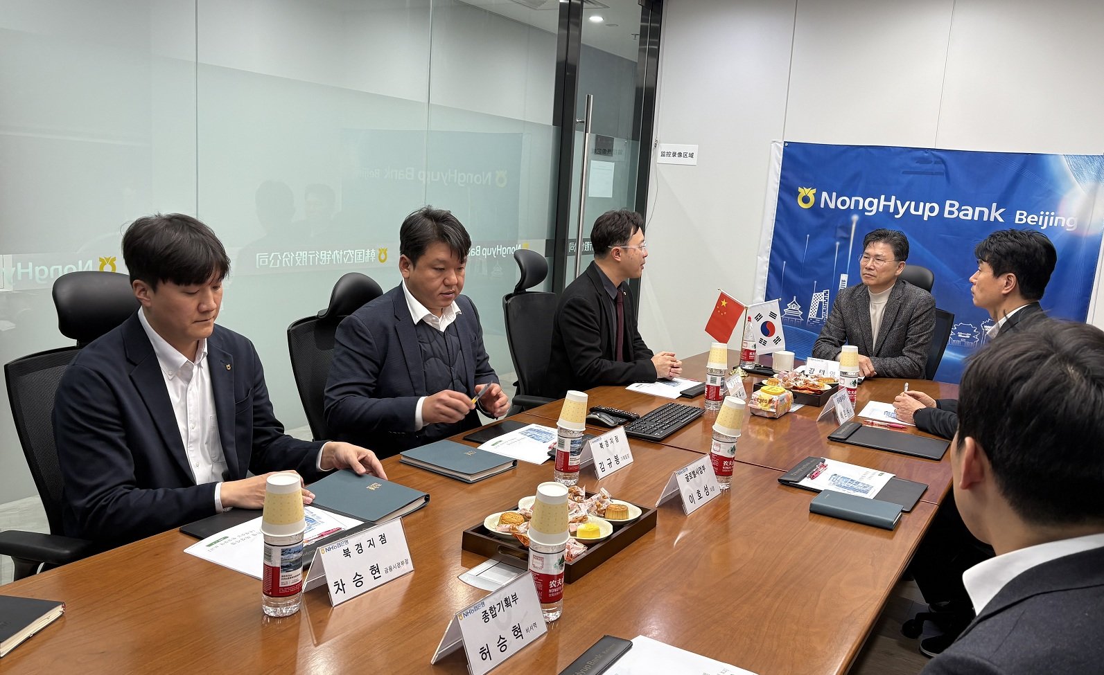 중국 북경지점 현장경영에 나선 강태영 NH농협은행장(왼쪽 4번째). 사진제공｜NH농협은행