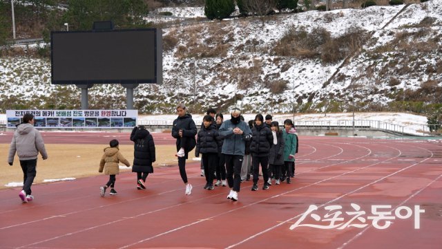 진도군에 동계훈련 캠프를 차린 선수들이 운동을 하고 있다. 사진제공=진도군