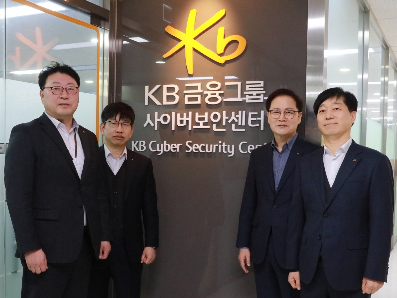 KB국민은행 여의도전산센터 동관에서 열린 ‘그룹 사이버보안센터’ 현판식. 왼쪽부터 이재용 KB금융지주 사이버보안센터장(상무), 박정호 KB국민은행 테크인프라본부장, 최석문 KB금융지주 준법감시인(부사장), 신동철 KB데이타시스템 그룹사사업본부 상무. 사진제공｜KB금융