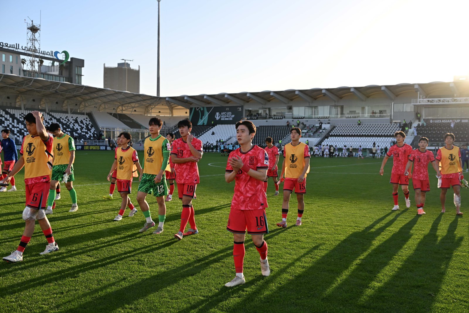 U-23 축구국가대표팀 선수들이 7일(한국시간) 사우디아라비아 리야드의 알샤밥 스타디움에서 벌어진 이란전서 0-0으로 비긴 뒤 아쉬워하고 있다. 사진제공│대한축구협회