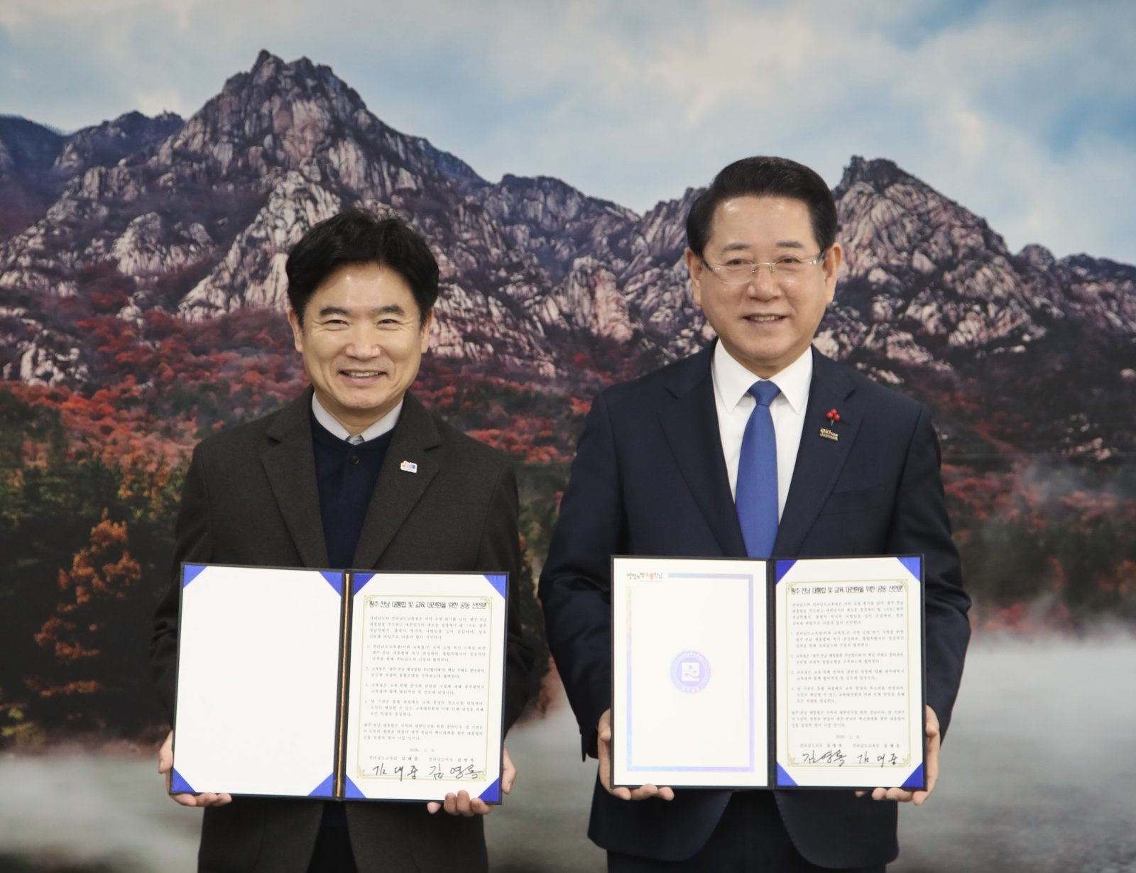 김대중 전남교육감과 김영록 전남도지사가 8일 오전 전남도청에서 만나 공동선언문을 발표하고 기념촬영을 하고 있다. 사진제공=전남도교육청