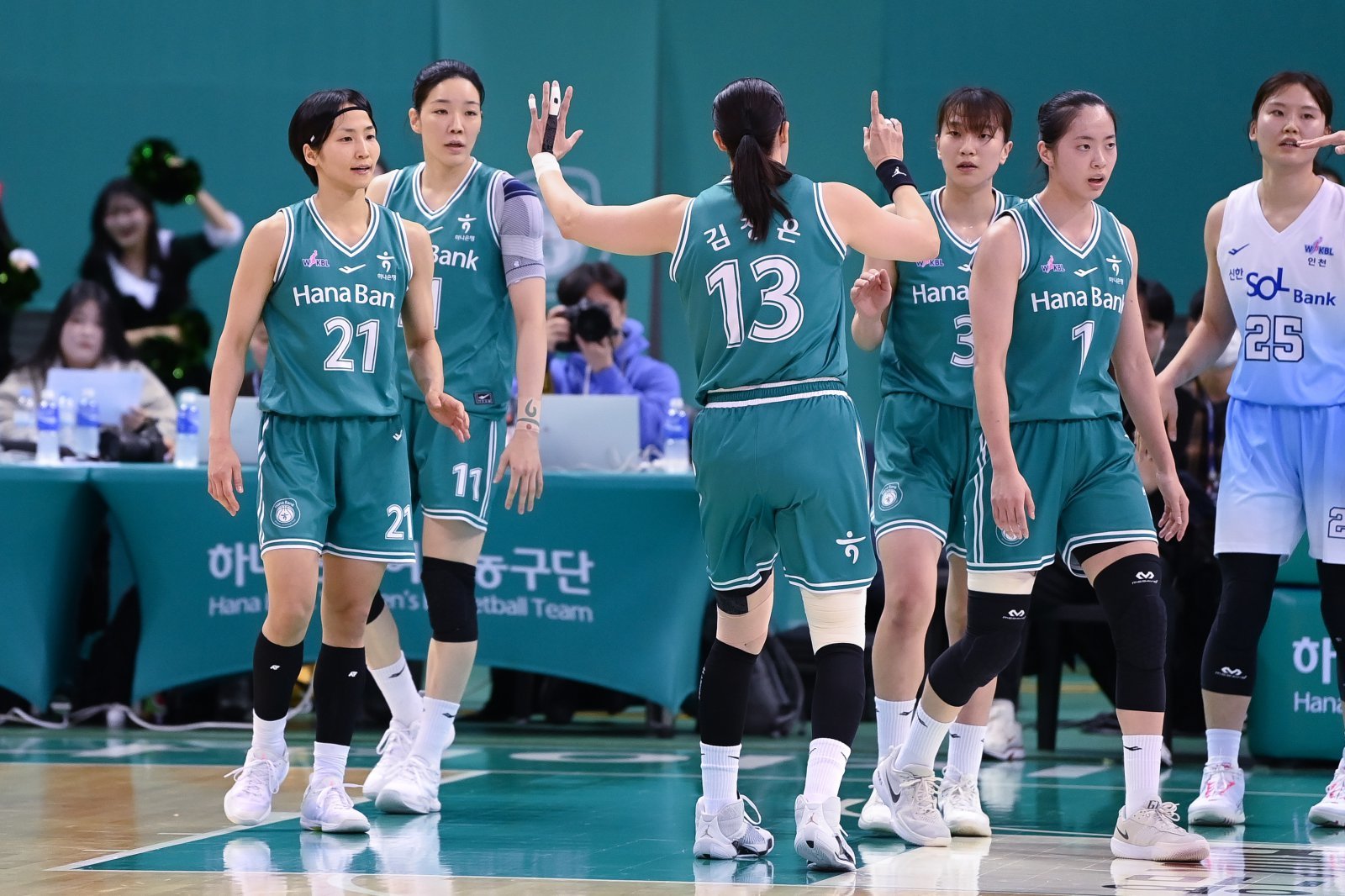 이번 시즌 여자프로농구 후반기가 10일부터 시작된다. 예상을 깨고 선두로 전반기를 마친 하나은행이 후반기에 독주를 이어갈 수 있을지에 관심이 쏠린다. 사진제공｜WKBL