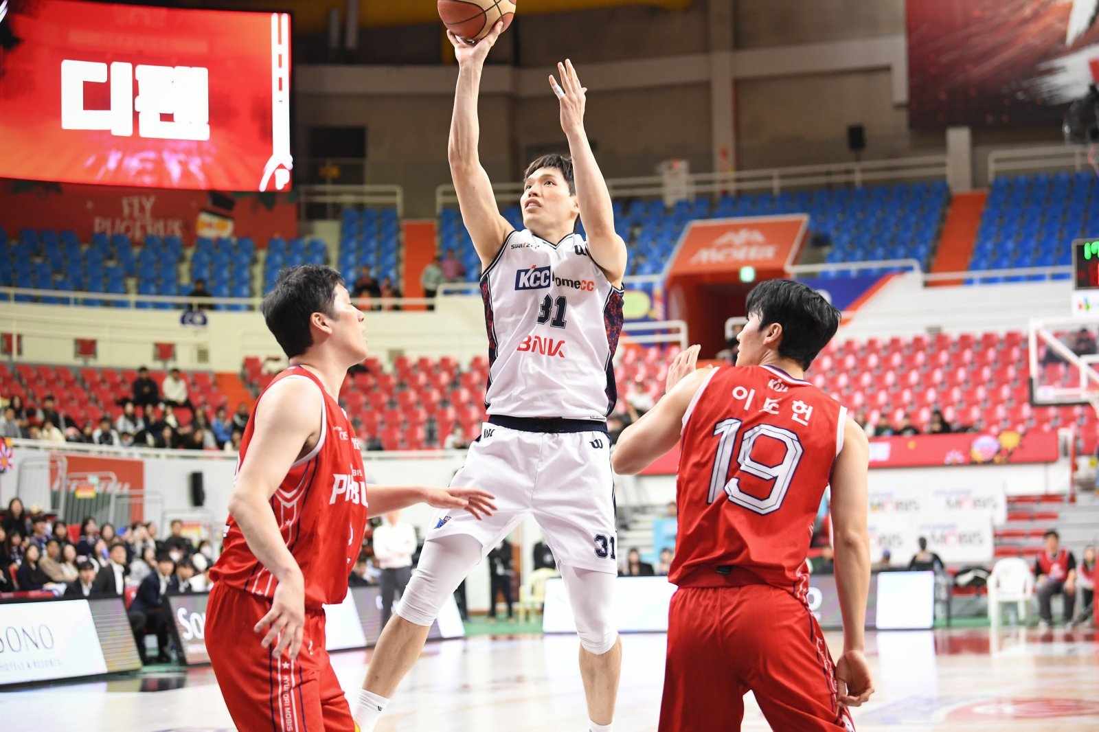 부산 KCC는 장재석(가운데)의 반등이 절실하다. 그는 1옵션 외국인 선수 숀 롱과 함께 골밑에 활력을 불어넣어야 한다. 사진제공｜KBL