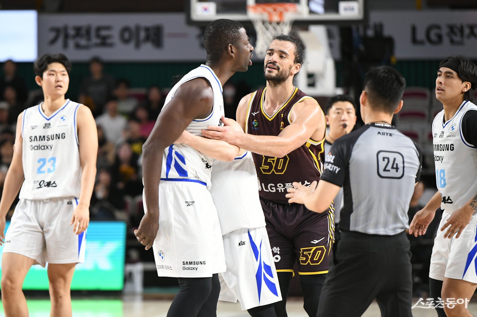 삼성 앤드류 니콜슨이 7일 창원체육관에서 열린 LG전 도중 심판 판정에 불만을 드러내고 있다. 사진제공｜KBL