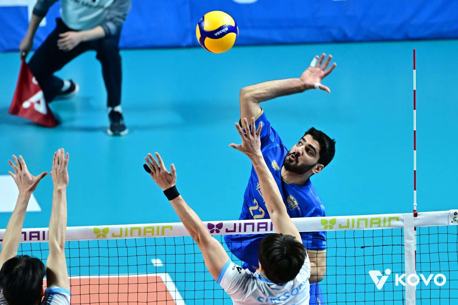 우리카드 알리(뒤)가 8일 장충체육관서 열린 대한항공과 홈경기에서 스파이크를 날리고 있다. 사진제공│KOVO