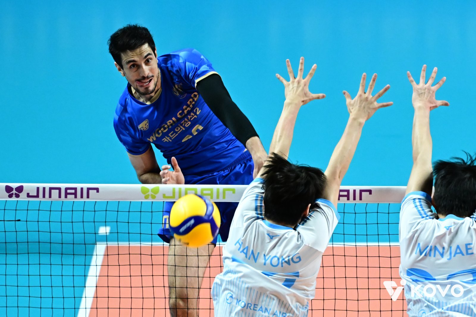 우리카드 아라우조(뒤)가 8일 장충체육관서 열린 대한항공과 홈경기에서 스파이크를 날리고 있다. 사진제공│KOVO