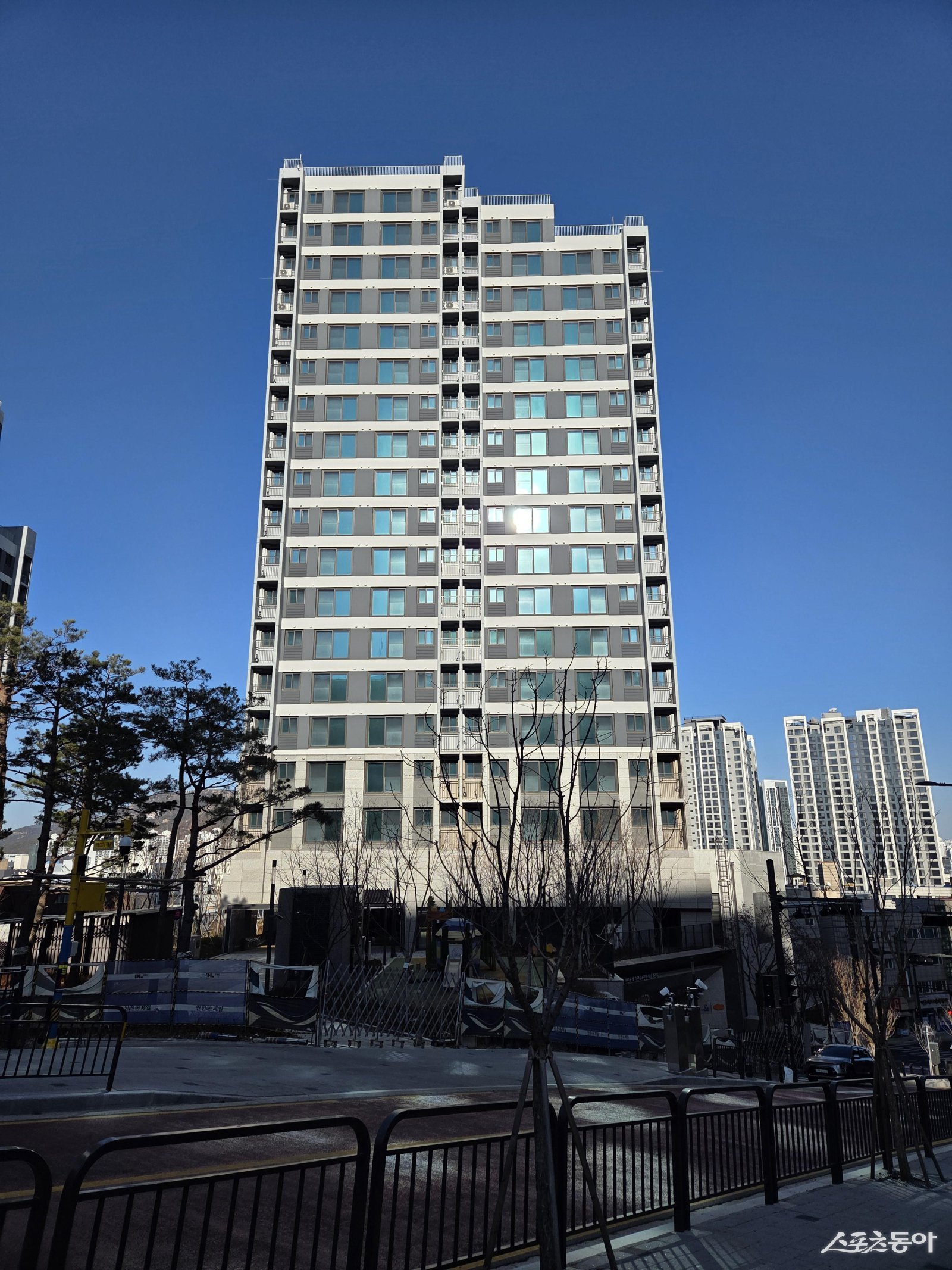 경기주택도시공사(GH)는 경기도와 협력해 추진한 ‘기후테크 기술 활용 임대주택 에너지효율 개선사업’을 통해 공공임대주택 5개 단지에 단열 및 스마트 필름 설치를 완료했다고 8일 밝혔다(안양 냉천 행복주택 필름 부착 외관 전경). 사진제공|경기주택도시공사