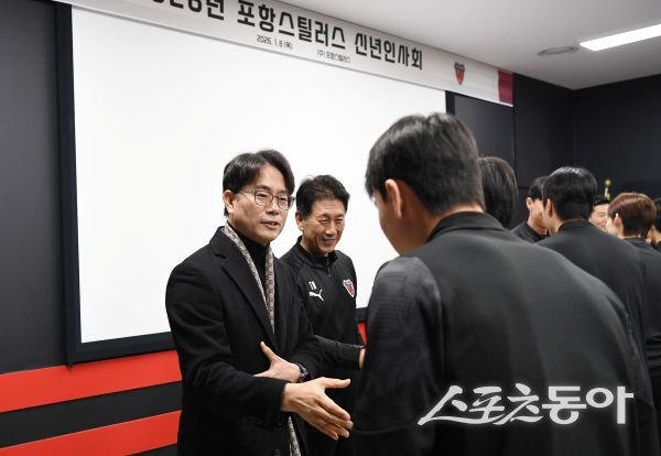 포항스틸러스가 선수단 상견례에서 선수들과 인사를 나누고 있는 모습. 사진제공ㅣ포항스틸러스
