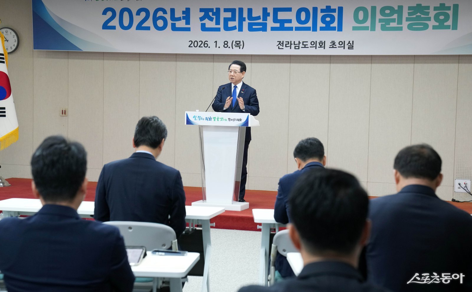 김영록 전라남도지사가 8일 전남도의회 초의실에서 열린 전라남도의회 의원총회에 참석해 광주·전남 행정통합에 대해 설명하고 있다. 사진제공=전남도