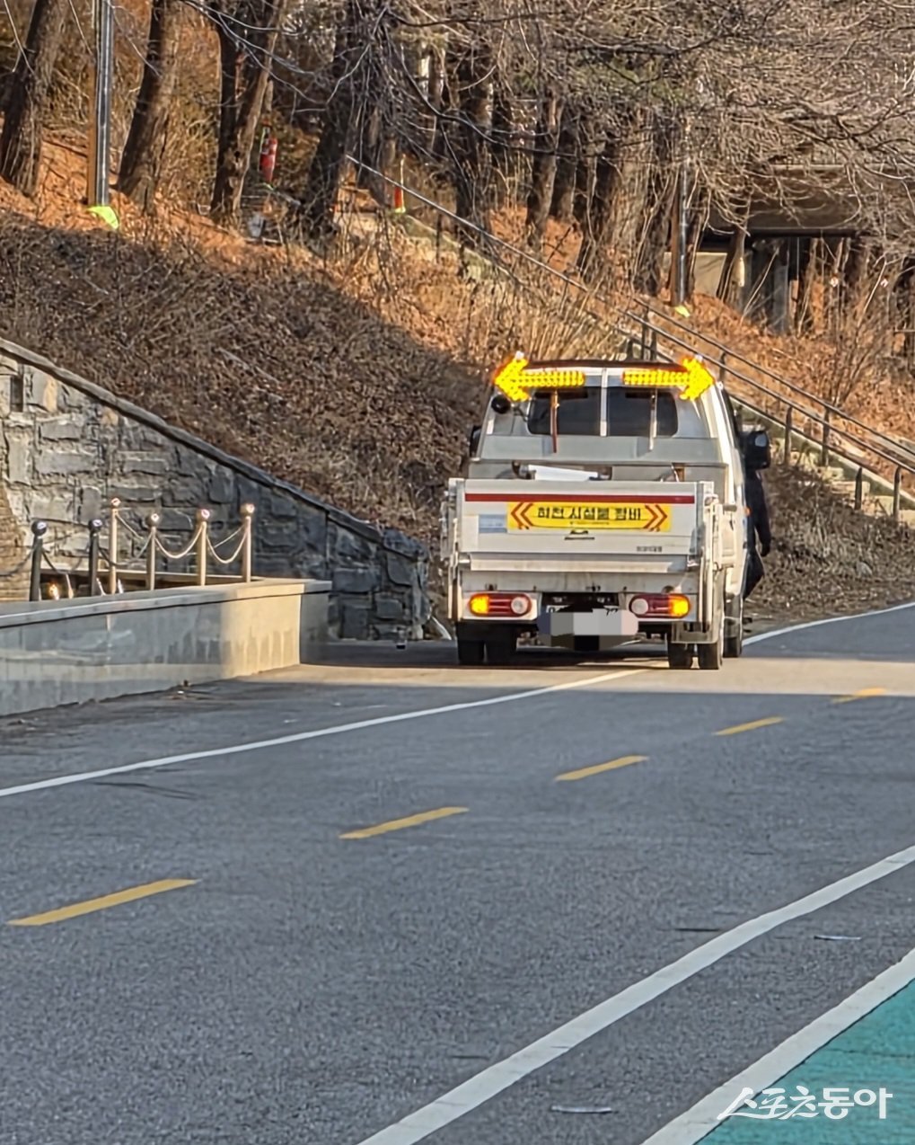김동근 시장 명의의 현수막을 게시하는 과정에서 의정부시 하천 관리용 특수차량 등 공공 자산이 사적으로 동원됐다는 의혹이 제기됐다.사진제공 ㅣ 의정부시 전직 국장 K씨