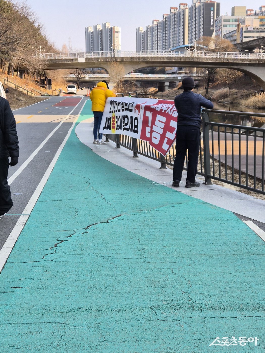 김동근 시장 명의의 현수막을 게시하는 과정에서 의정부시 하천 관리용 특수차량 등 공공 자산이 사적으로 동원됐다는 의혹이 일고 있다. 사진제공 ㅣ의정부시 전직 국장 K씨